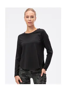 Détail de la fente latérale et de l'ourlet arrondi de ce sweat de sport noir respirant