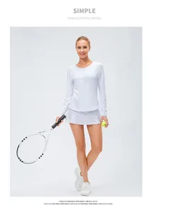 Détail d'un ensemble haut de sport thermique blanc à manches longues et jupe de tennis