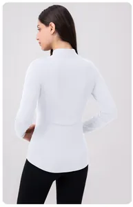 Vue arrière de la veste de yoga thermique blanche ajustée avec coutures ergonomiques