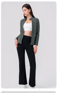Veste de yoga vert foncé avec zip, brassière blanche et pantalon de yoga évasé noir