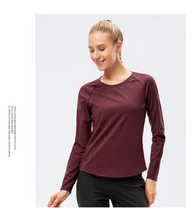 Détail du haut de yoga thermique bordeaux ajusté avec tissu élastique de haute qualité