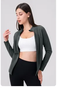 Détail de la veste de yoga ajustée avec doublure polaire et fermeture éclair à col montant
