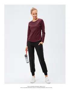 Ensemble sport femme avec haut bordeaux à manches longues et pantalon à poches