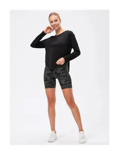 Ensemble de sport femme avec haut noir à manches longues et short de camouflage