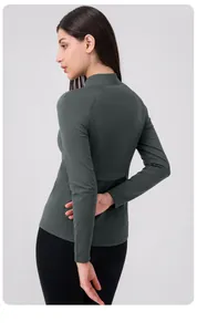 Vue détaillée du dos d'une veste de yoga thermique ajustée avec col montant et manches raglan