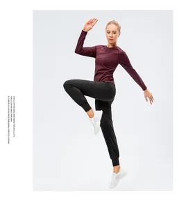 Gros plan du haut de sport bordeaux et du jogging noir en tissu de performance élastique