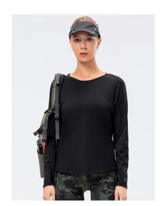 Look fitness extérieur avec haut de yoga thermique noir à manches longues et équipement