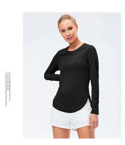 Detail of black UPF50+ yoga shirt with split hem and stylish arc-shaped cut for women