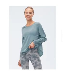 Vue détaillée du tissu respirant et de la coupe courbée de ce haut de yoga pour femme