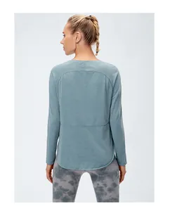 Vue arrière d'un haut de yoga gris-vert avec ourlet arrondi et tissu de sport doux