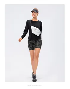 Haut de yoga thermique noir pour femme avec short camouflage et sac banane blanc croisé