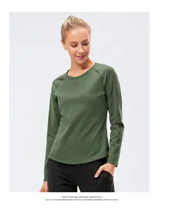 Détail du haut de yoga vert armée montrant l'ourlet incurvé et le tissu extensible séchant vite