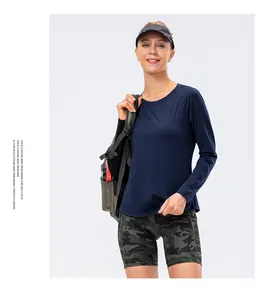 Détail du haut de sport thermique bleu foncé et du short de fitness camouflage pour femme
