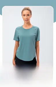 Détail de l'ourlet incurvé et des manches raglan sur le t-shirt de yoga bleu sarcelle