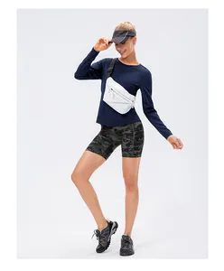 Tenue fitness femme avec haut manches longues, short camo, sac de poitrine et visière