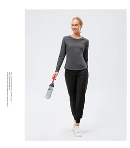 Détail du haut de yoga thermique ajusté avec manches raglan et poignets côtelés