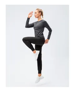 Détail d'un ensemble de yoga thermique avec haut gris à manches longues et pantalon noir