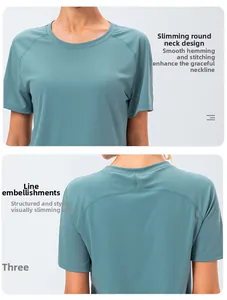 Détails du col rond et des coutures de manches raglan sur ce t-shirt de yoga bleu sarcelle