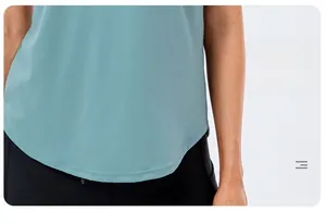 Vue détaillée de l'ourlet incurvé de ce t-shirt de yoga respirant de couleur bleu-vert