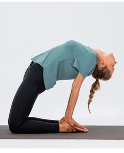 Detail of high-waist yoga leggings with side pockets and greyish blue t-shirt