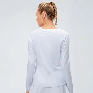 Vue arrière d'un haut de yoga thermique blanc à manches longues doublé pour femme