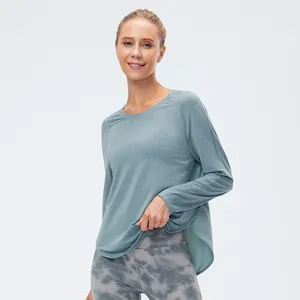 Haut de sport ample à manches longues pour femme en bleu clair, respirant pour yoga
