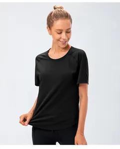 Gros plan du t-shirt de sport noir à manches courtes avec tissu respirant à séchage rapide