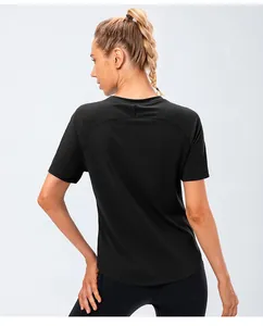 Vue arrière du t-shirt de yoga noir avec coupe ergonomique et tissu de sport respirant