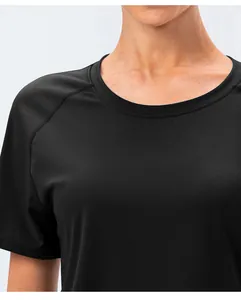 Gros plan d'un t-shirt de yoga noir respirant avec manches raglan et col rond fluide