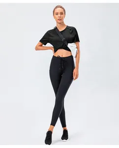 Détail d'un t-shirt de yoga ample noué à la taille pour une silhouette athlétique stylée