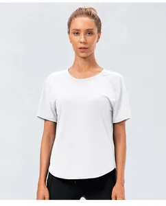 Détail du tissu blanc respirant et des manches raglan sur ce t-shirt de yoga