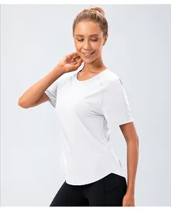 Détail d'un t-shirt de yoga blanc avec ourlet incurvé et tissu respirant à séchage rapide
