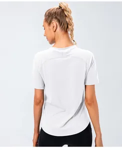 Détail du t-shirt de yoga blanc avec manches raglan, texture mesh et ourlet courbé