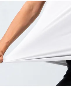 Gros plan sur un tissu blanc extensible montrant sa texture respirante et élastique