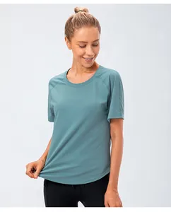 Détail du t-shirt de yoga vert sauge léger avec tissu respirant à séchage rapide