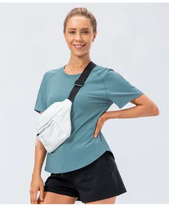 Détail d'un sac banane blanc porté avec un t-shirt de sport respirant bleu sarcelle