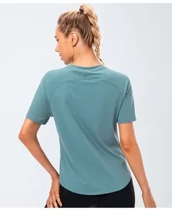 Vue détaillée du dos d'un t-shirt de yoga bleu sarcelle à manches raglan respirant