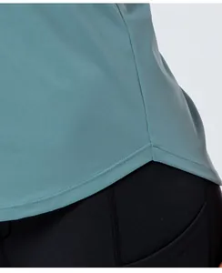 Vue détaillée de l'ourlet incurvé et des coutures denses sur le t-shirt de yoga bleu