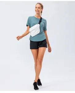 Détail d'un sac banane blanc imperméable avec sangle réglable porté avec une tenue de sport