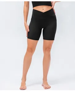 Dettaglio degli shorts da yoga neri a vita alta con fascia incrociata a V e tasche laterali