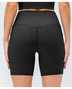 Dettaglio dei pantaloncini da yoga a costine con cucitura a V sul retro e tasche laterali