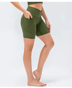 Dettaglio della tasca laterale e trama a costine dei pantaloncini da yoga verde militare