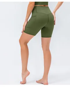 Vista posteriore dettagliata degli shorts da yoga a coste verde oliva con tasca laterale