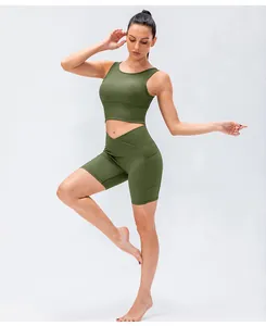 Dettaglio del tessuto a coste del set yoga verde oliva con pantaloncini a vita incrociata