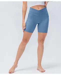 Dettaglio degli shorts da yoga blu a vita alta con incrocio a V e tasche laterali