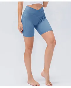 Dettaglio della vita alta a incrocio a V e tasca laterale dei pantaloncini yoga blu
