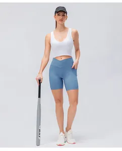 Dettaglio dei pantaloncini da yoga a vita alta incrociata con tasche laterali fitness