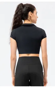 Vista trasera de un top deportivo negro ajustado y pantalones cortos de talle alto set