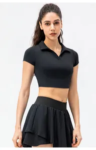 Vista frontal de polo corto negro y falda de tenis plisada de talle alto