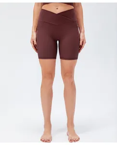 Dettaglio della vita a V incrociata e tasca laterale su pantaloncini da yoga a costine